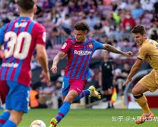 今晨法兰克福备战欧冠，手感冰凉细节曝光，赛场秩序良好，身体对抗强度拉满(恰克帕拉尼克写作指南原文)