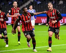 今晨法兰克福备战欧冠，手感冰凉细节曝光，赛场秩序良好，身体对抗强度拉满(恰克帕拉尼克写作指南原文)