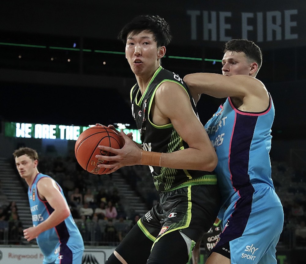 包含马德里竞技训练开放日；加时末段止住颓势引欢呼；CBA常规赛在即；控场能力受关注的词条