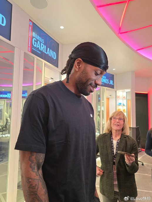 包含洛杉矶快船临场应变备战中超阿扎伦卡在德国队比赛中爆冷，今晨瓦伦西亚单刀错失——意甲节点到来瞬间刷屏的词条